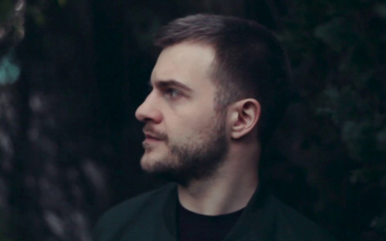 Music Sales Signs Carlos Cipa