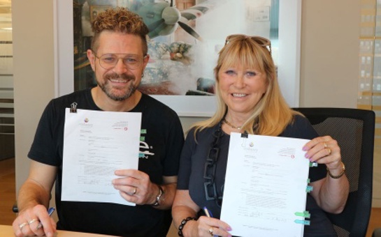 MUSIC SALES SIGNS TYRONE NOONAN