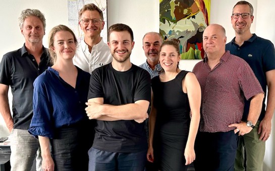 Carlos Cipa unterzeichnet langfristigen Verlagsvertrag mit Bosworth Music und WKDJ Management Augment Publishing & Strategy GmbH