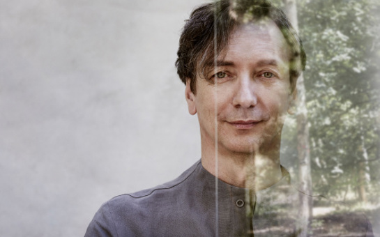 Volker Bertelmann re-signs to Bosworth Music/Music Sales