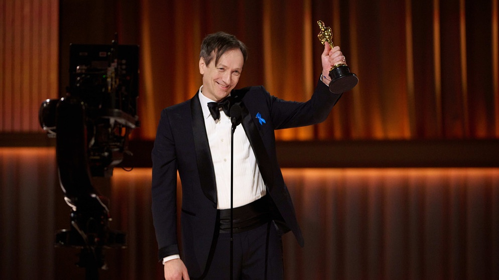  Volker Bertelmann wins Oscar for best film score